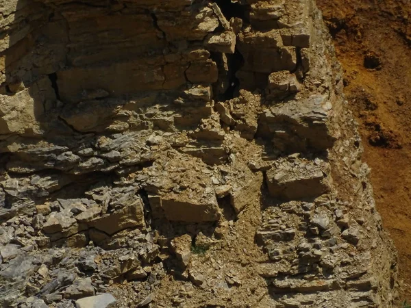 Meist rotes Sedimentgestein im Kalksteinbruch entdeckt — Stockfoto