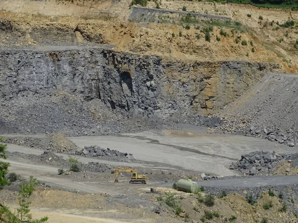 Güç küreğiyle kireçtaşı ocağına zum yapıyorum.