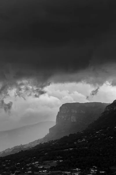 Paisaje Dramático Montaña Antes Tormenta Blanco Negro — Foto de Stock