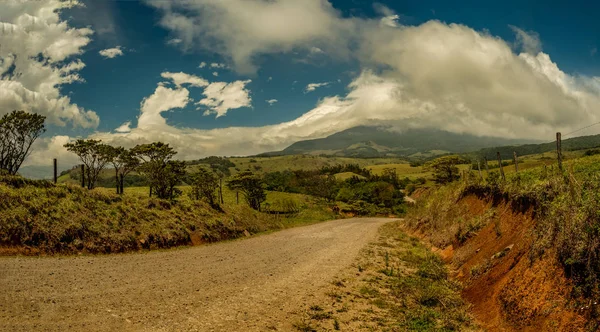 Paisaje Con Camino Tierra Montañas Parte Inferior — Foto de Stock