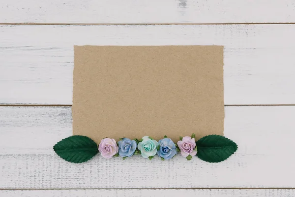 Порожня Коричнева Листівка Прикрашена Синім Тоном Паперових Квітів Зеленого Листя — стокове фото