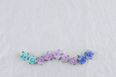 Çelenk mavi tonu gül kağıt çiçekler kopya alanı ile muslin kumaş üzerine yapılan