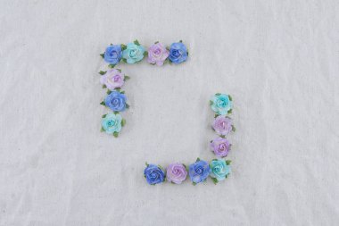 Kare çelenk mavi tonu gül kağıt çiçekler kopya alanı ile muslin kumaş üzerine yapılan