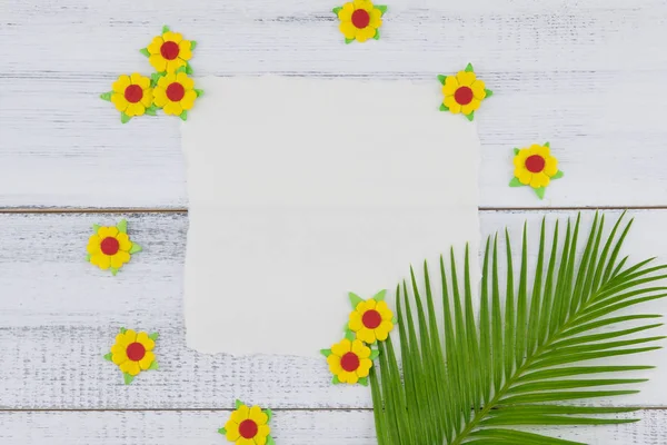 シダの葉と黄色の紙コピー スペースを持つ木材白地花空白の白いカード — ストック写真