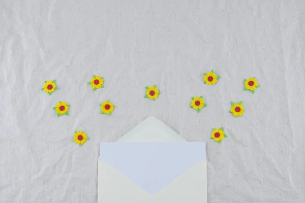 White Card Yellow Envelop Decorate Yellow Paper Flowers Muslin Fabric — Stock Photo, Image