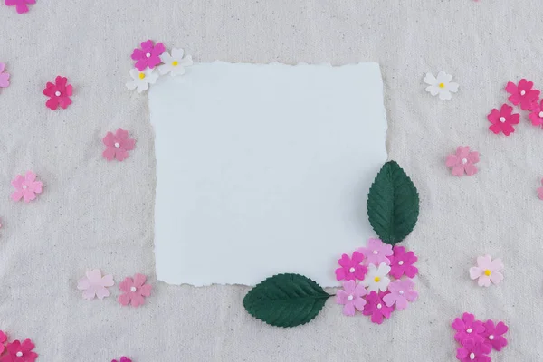 Üres Fehér Kártya Díszített Rózsaszín Hangot Papír Virágok Zöld Levelek — Stock Fotó