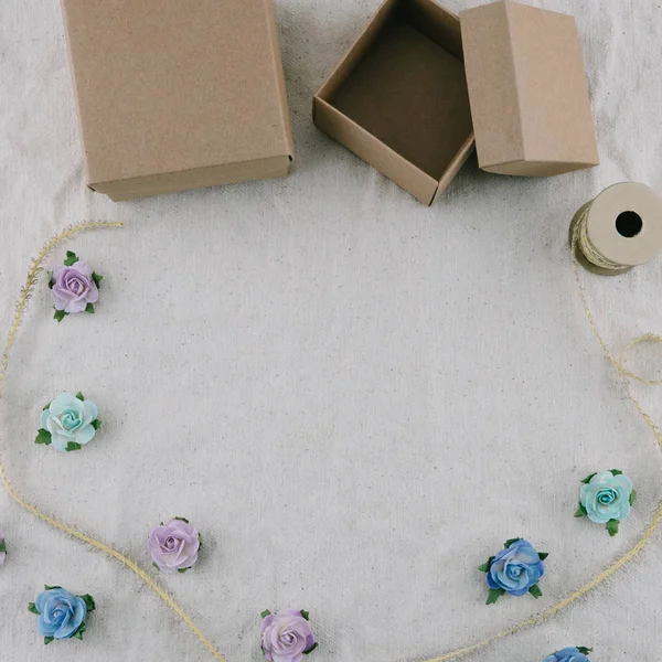 つの黒いギフト用の箱 ロープ モスリン生地コピー スペースと青色のトーン紙の花で飾る — ストック写真