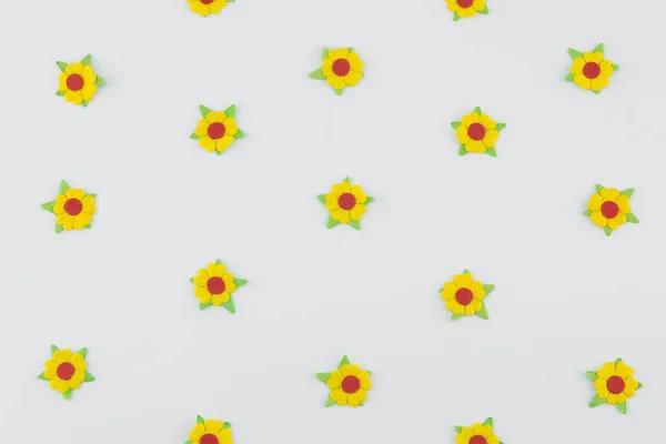 Sárga Virágok Vízszintes Papírmintát Fehér Háttér — Stock Fotó