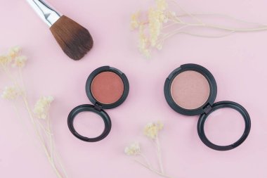 Pembe allık ve fırça pastel pembe bir arka plan üzerinde beyaz Kuru çiçekler ile süsleyin