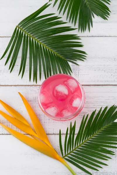Wassermelone Frisches Getränk Dekorieren Mit Farnblättern Und Paradiesvogel Auf Weißem — Stockfoto