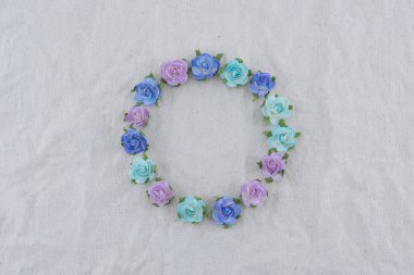 Yuvarlak çelenk mavi tonu gül kağıt çiçekler kopya alanı ile muslin kumaş üzerine yapılan