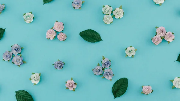 Kék Hang Papír Virágok Zöld Levelek Pasztell Kék Háttér — Stock Fotó