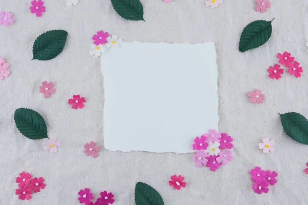 Üres Fehér Kártya Díszített Rózsaszín Hangot Papír Virágok Zöld Levelek — Stock Fotó