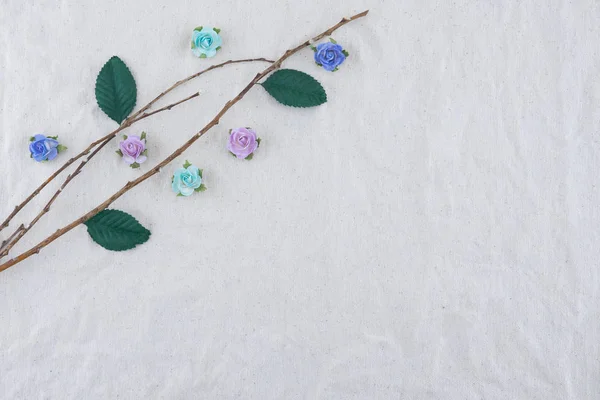 Barna Díszíteni Kék Tónust Rózsa Papír Virágok Zöld Levelek Muszlin — Stock Fotó