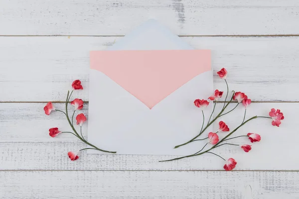 Blank Pink Card White Envelope Decorate Red Paper Flowers White — Stock Photo, Image