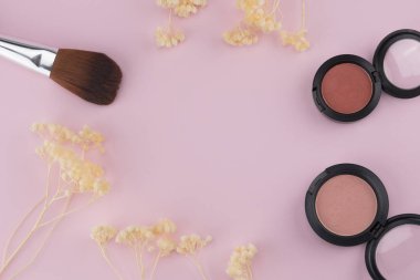 Pembe allık ve fırça ile kopya alanı pastel pembe arka plan üzerinde beyaz Kuru çiçekler ile süsleyin