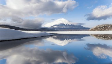 Kışın, Ja kar ile Yamanakako gölde Fuji Dağı yansıma