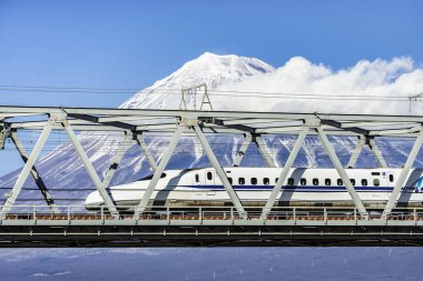 Fuji Dağı Arkaplanı, Shizuoka, Japonya Köprüsü 'nde Mermi Treni