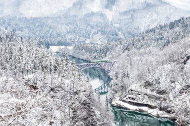 Tadami Tren Yolu palamudu Tadami Nehri Kış, Fukushima, Japonya