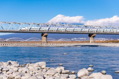 Japonya - 31 Ocak 2019: Yüksek Hız Treni Shinkansen Fuji Nehri 'nin karşısındaki köprüde Fuji Dağı Arkaplanı, Fuji Şehri, Shizuoka, Japonya