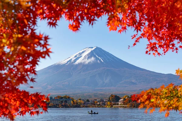 Fuji Mountain Fisherman Boatand Red Maple Leave Autumn Kawaguchiko Lake — Foto de Stock