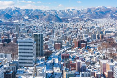 Japonya - 4 Şubat 2024: Sapporo şehri ve JR Demiryolu manzaralı JR Tower Gözlemevi T38, JR Sapporo İstasyonu, Hokkaido