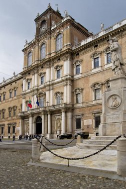 İtalyan ordusu Akademisi, piazza roma görünümden. Modena, ducal Sarayı