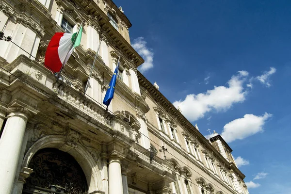 İtalyan ve AB bayrakları mavi gökyüzü ve beyaz bulutlar ile İtalyan ordusu Akademisi'nin bir balkonda. Modena, İtalya