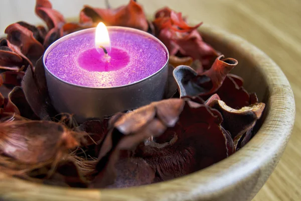 Luce Viola Candela Con Potpourri Spa Concetto Decorazione Natalizia — Foto Stock