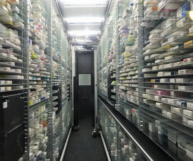 Robotu eczane deposu uygulamaları için otomatik seç ve yerleştir. Robot ilaç dağıtıcısı