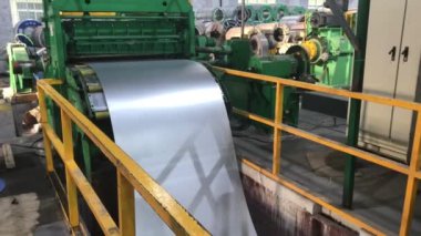 20-06-2019 Foshan, Çin - Metal fabrikası. Çelik firmasında metal bobinleri gevşetme, kesme ve sarma