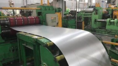 20-06-2019 Foshan, Çin - Metal fabrikası. Çelik firmasında metal bobinleri gevşetme, kesme ve sarma