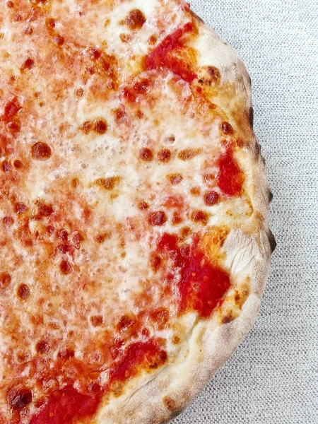 Savoureuse pizza italienne traditionnelle margherita avec tomate et fromage mozzarella — Photo