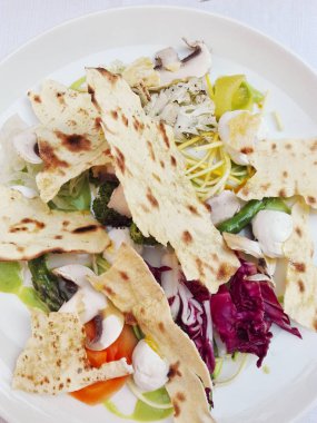 apetizer. Peynir, mantar, soğan ve piadina ile İtalyan doğal taze salata (İtalyan pidesi)