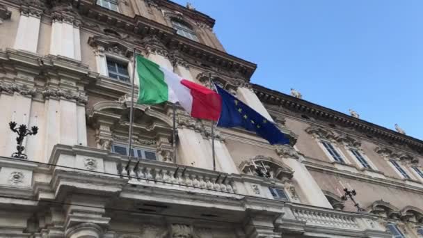 Bandeiras Italianas Europeias Juntas Vento Fachada Palácio Governo — Vídeo de Stock