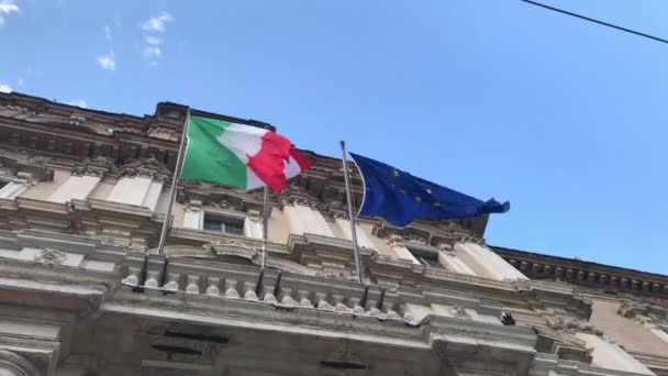 Bandiere Italiane Europee Che Svettano Insieme Nel Vento Sulla Facciata — Video Stock