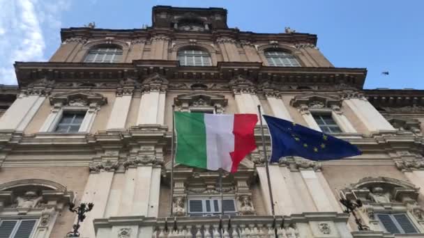 Bandiere Italiane Europee Che Svettano Insieme Nel Vento Sulla Facciata — Video Stock