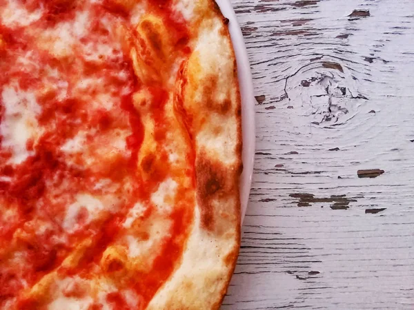 Pizza Margherita italienne traditionnelle avec soupe de tomates et fromage mozzarella — Photo