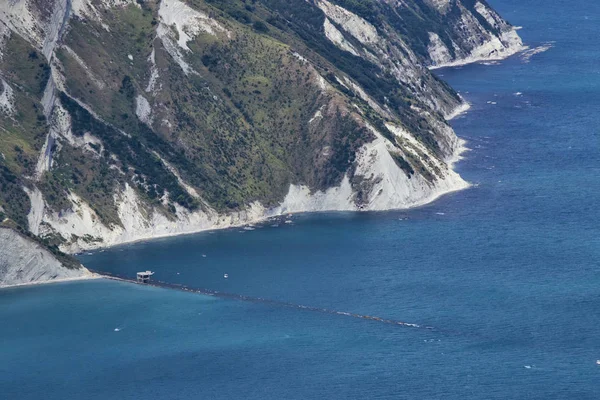 Adriyatik denizinde Conero Dağı'nın kayalıkları ve plajları. Ancona, Marche Region, İtalya