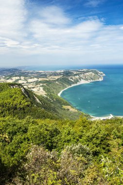 Adriyatik denizinde Conero Dağı burun kayalıkları. Ancona, Marche Region, İtalya