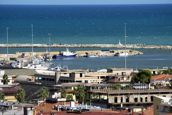 Porto, quebra-mar e barcos de pesca no porto de Giulianova, abruzzo, Itália — Fotografia de Stock
