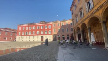 28 / 05 / 20, Modena, İtalya - Piazza Roma ve İtalyan Askeri Akademisi cephesi. COVID-19 önleme için yüz maskesi takanlar