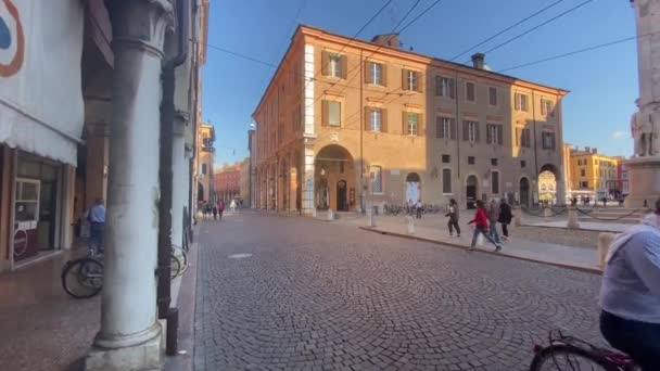 Modena Ιταλία Άνθρωποι Στη Emilia Και Ghirlandina Καμπαναριό Άτομα Μάσκα — Αρχείο Βίντεο
