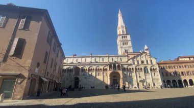 28 / 05 / 20, Modena, İtalya - Duomo Katolik Katedrali, Ghirlandina çan kulesi ve Modena belediye binasıyla Piazza Grande manzarası. UNESCO siteleri. Kare ve ortaçağ binaları, İtalyan Roma sanatının sembolü..