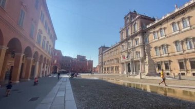 28 / 05 / 20, Modena, İtalya - Piazza Roma ve İtalyan Askeri Akademisi cephesi. COVID-19 önleme için yüz maskesi takanlar