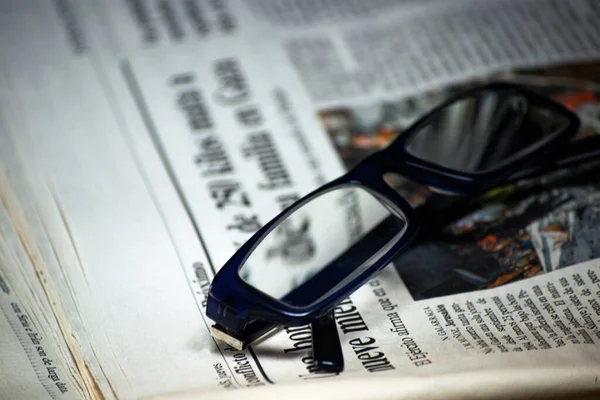 Periódico Doblado Con Par Gafas Azules Lectura Libre Información Concepto Fotos de stock