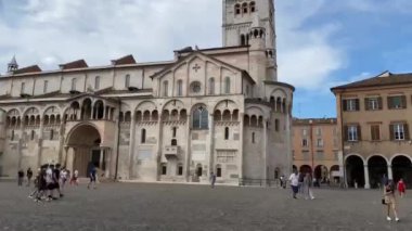 21 / 06 / 20, Modena - Duomo katolik katedrali, Ghirlandina çan kulesi ve belediye binasıyla birlikte Piazza Grande 'nin Hiperlapse' si. Unesco miras sitesi. Seyahat ve turizm kavramı