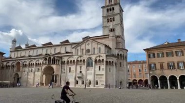 21 / 06 / 20, Modena - Duomo katolik katedrali, Ghirlandina çan kulesi ve belediye binasıyla birlikte Piazza Grande 'nin Hiperlapse' si. Unesco miras sitesi. Seyahat ve turizm kavramı