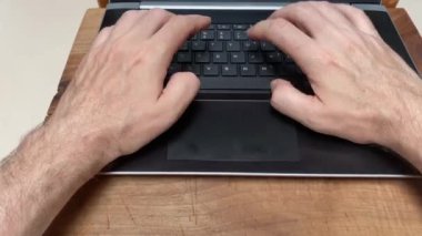 Kafkas erkek parmaklarının dizüstü bilgisayar klavyesinde daktilo kullanışının üst görünümü. teknoloji, bilgisayar bilimi, iş, bilgi teknolojisi konsepti