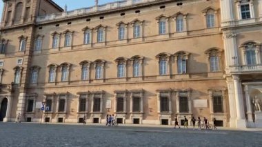 İtalya Ordu Akademisi Sarayı 'nın ön cephesi, Modena, İtalya' daki Estensi Ducal Tarihi Sarayı. Turizm konsepti